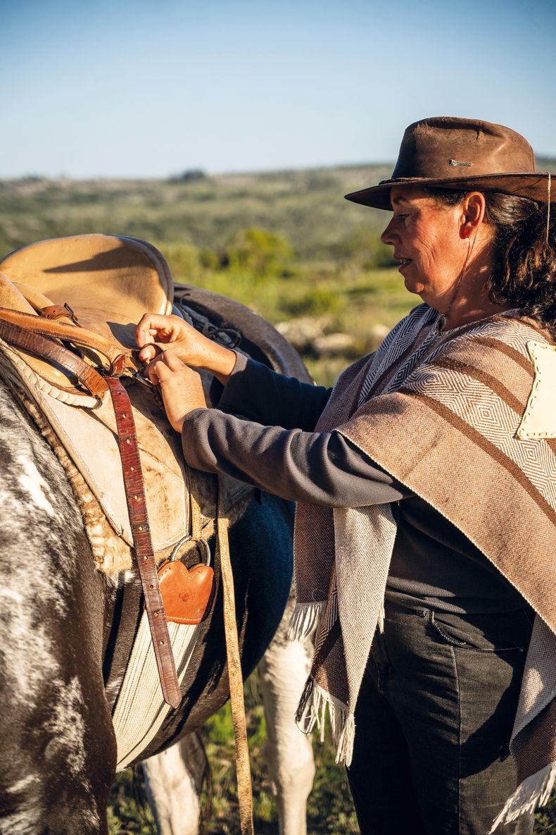 Angélica Biramontes dirige Experiencias Villa Serrana, emprendimiento que ofrece distintas modalidades de paseos a caballo por las sierras.