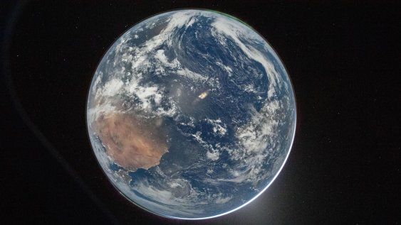 Vista de la Tierra tomada por el astronauta de la NASA y comandante de Artemis II, Reid Wiseman, desde una de las ventanas de la nave espacial Orión tras completar la maniobra de inyección translunar el 2 de abril de 2026. La imagen muestra dos auroras (arriba a la derecha y abajo a la izquierda) y luz zodiacal (abajo a la derecha) visible durante el eclipse solar de la Tierra. Vista de la Tierra tomada por el astronauta de la NASA y comandante de Artemis II, Reid Wiseman, desde una de las ventanas de la nave espacial Orión tras completar la maniobra de inyección translunar el 2 de abril de 2026. La imagen muestra dos auroras (arriba a la derecha y abajo a la izquierda) y luz zodiacal (abajo a la derecha) visible durante el eclipse solar de la Tierra.