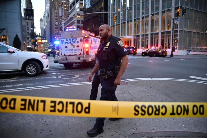 Agentes de policía de la ciudad de Nueva York responden a un incidente con un tirador activo en el centro de la ciudad este lunes, en Nueva York (EE. UU.). Las autoridades policiales confirmaron que el tirador fue “neutralizado”