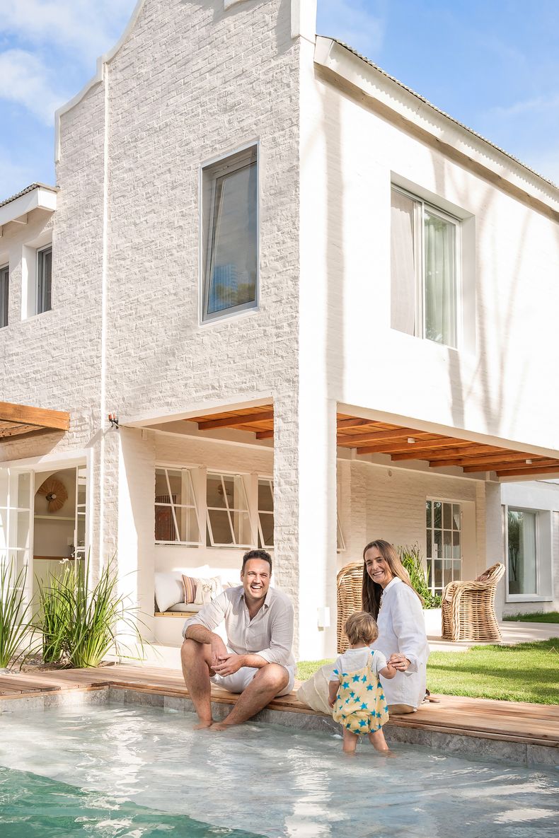 Tatiana y Dan encontraron la propiedad en la zona de Montoya y la convirtieron en su refugio de verano. El jardín con barbacoa y piscina es uno de los lugares preferidos del pequeño Jack.