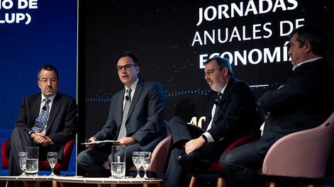 Una mesa de las Jornadas de Economía del BCU de 2025.