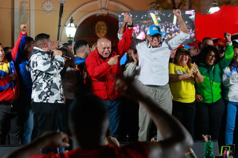Fotografía cedida por Palacio de Miraflores donde se observa al ministro de Relaciones Interiores, Justicia y Paz de Venezuela, Diosdado Cabello (i), celebrando junto al presidente de la Asamblea Nacional de Venezuela, Jorge Rodríguez, en un acto de gobierno este lunes, en Caracas (Venezuela)