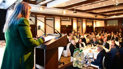 Marina Cantera, la presidenta de la Cámara de Turismo, en un evento con candidatos presidenciales