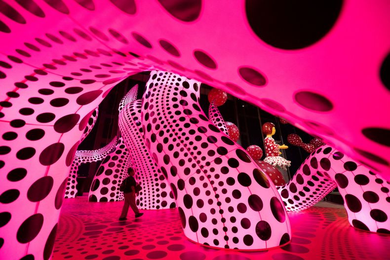 En 2023, en Manchester, la japonesa presentó A bouquet of love I saw in the universe, una obra que invita a adentrarse en un bosque de tentáculos de color rosa neón.   