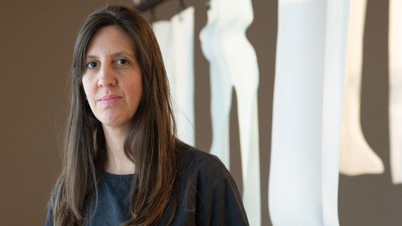 Directora del MNAV, Roxana Fabius, junto a la obra de Águeda Dicancro.&nbsp;