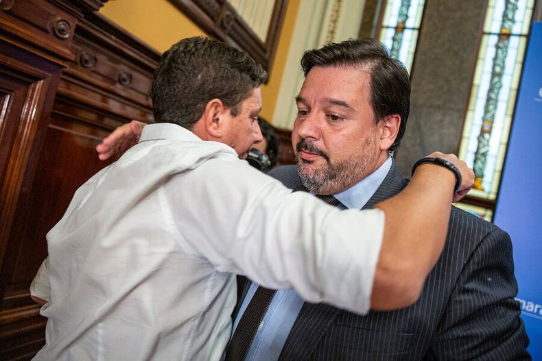 Adrian Peña luego de la conferencia de prensa donde anunció su renuncia. Foto: Mauricio Zina / adhocFOTOS