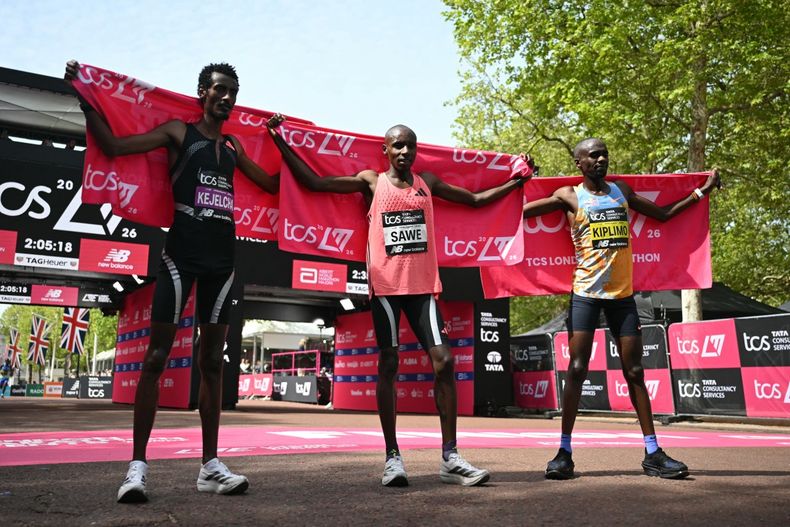 Los dos primeros en llegar superaron la imposible barrera de las dos horas, mientras que el tercero, el ugandés Jacob Kiplimo, también batió el ahora antiguo récord mundial.