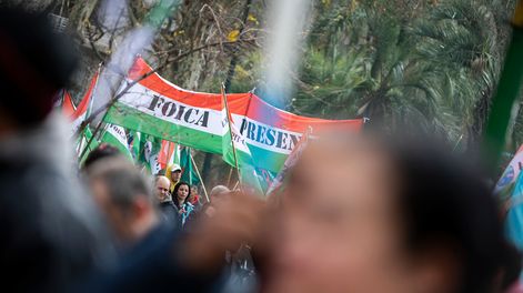 Bandera de la Federación de Obreros de la Industria de la Carne y Afines durante una movilización