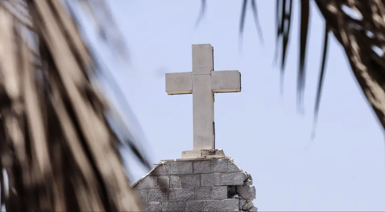 La pared que sostiene la cruz del único templo católico en la Ciudad de Gaza quedó visiblemente dañada tras el ataque