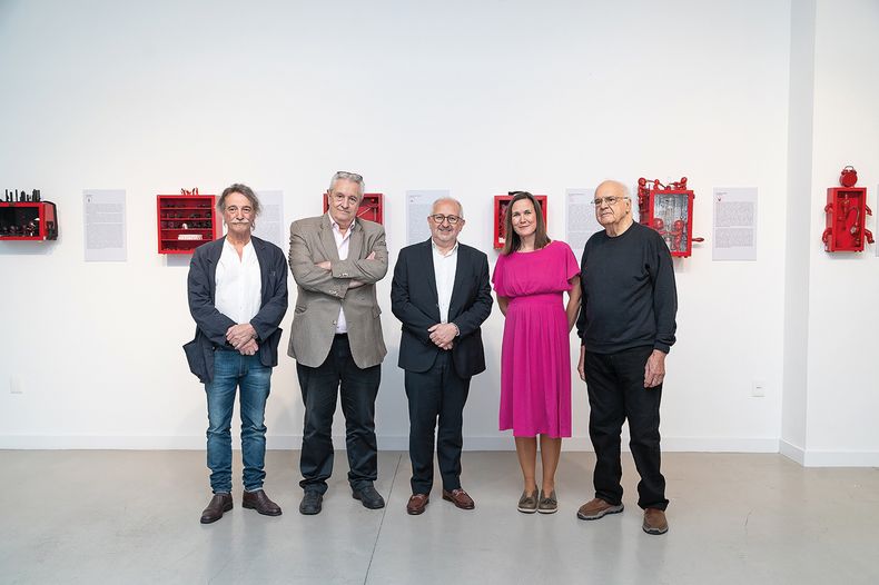 El curador de la exposición Pincho Casanova, el artista Claudio Rama, el ministro de Educación y Cultura Pablo da Silveira, la coordinadora del Instituto Nacional de Artes Visuales María Frick y el artista plástico Hugo López Chirico