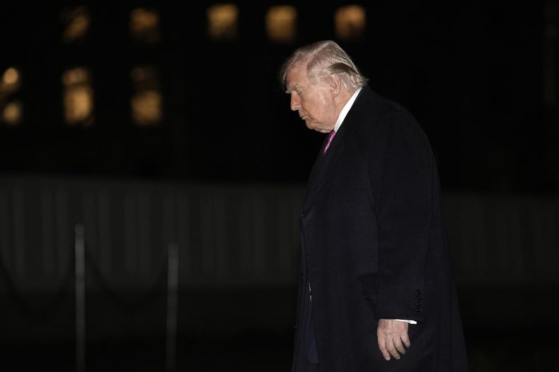 El presidente estadounidense Donald Trump camina por el jardín sur de la Casa Blanca a su regreso a Washington, D.C., EE. UU., el 29 de marzo de 2026.