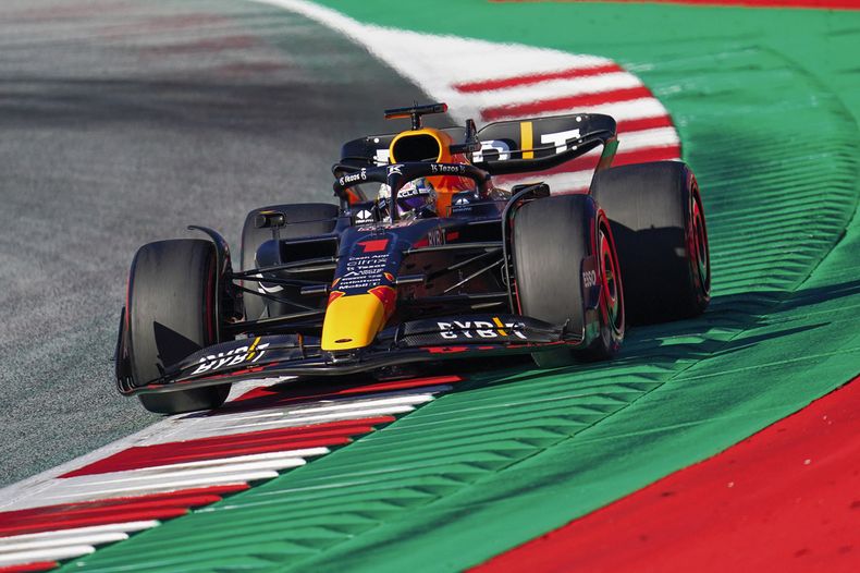 El “1” bien grande en el chasis del Red Bull significa que está corriendo el piloto campeón del mundo de Fórmula 1, título que Verstappen quiere repetir en 2022. Foto: AFP
