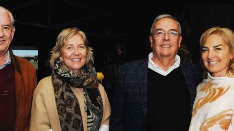 Los directores de Conexión Ganadera, Pablo Carrasco y Gustavo Basso, con sus esposas Ana Iewdiukow y Daniela Cabral