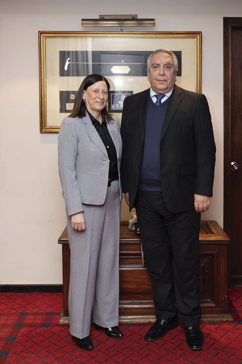 Gerenta general del BROU Mariela Espino junto al&nbsp;subgerente general del BROU Gustavo Gomila