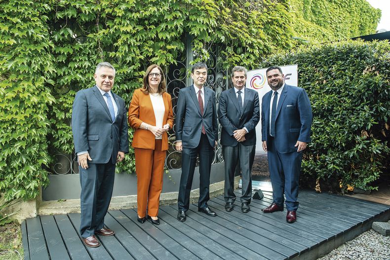 Ministro de Relaciones Exteriores Omar Paganini, ministra de Industria Elisa Facio, embajador de Japón Hideki Asari, miembro de HIF Global y chief strategy officer Juan José Gana e intendente de Paysandú Nicolás Olivera