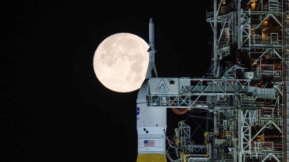 Fotografía cedida por la NASA que muestra el cohete del Sistema de Lanzamiento Espacial (SLS) y la nave espacial Orion (arriba) de la misión Artemis II instalados en las primeras horas del 1 de febrero de 2026 sobre la plataforma de lanzamiento móvil del Centro Espacial Kennedy de la NASA en Cabo Cañaveral, Florida (EE.UU.).