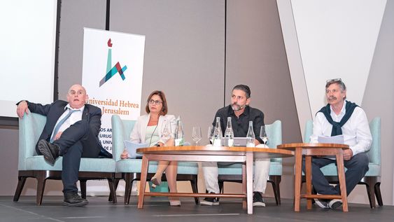 Los expositores de la Universidad Hebrea de Jerusalem Saúl Burdman, Mona Khoury-Kassabri y Claudio Waisburg con el moderador Román Lejtman