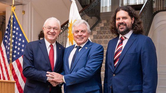 Canciller Mario Lubetkin, embajador de Estados Unidos Lou Rinaldi y Chris Andino, de la Embajada de Estados Unidos. Canciller Mario Lubetkin, embajador de Estados Unidos Lou Rinaldi y Chris Andino, de la Embajada de Estados Unidos.