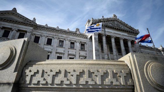 Historia de la inteligencia artificial en Uruguay: 40 años de su llegada al Parlamento Historia de la inteligencia artificial en Uruguay: 40 años de su llegada al Parlamento