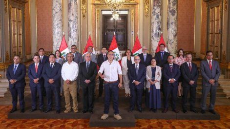 El presidente de Perú, José Jeri, declara el estado de emergencia en Lima y el Callao rodeado de su equipo de gobierno el 21 de noviembre de 2025.
