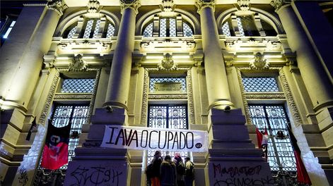 Durante la ocupación en el liceo IAVA en 2023. Foto: Javier Calvelo / adhocFOTOS