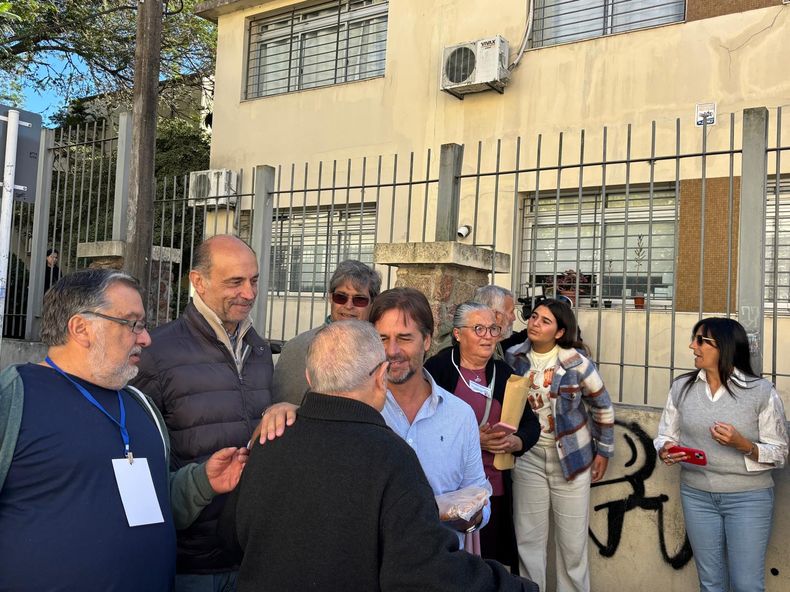 Ambiente distendido con selfies y risas a la llegada de Luis Lacalle Pou al lugar de votación en Canelones