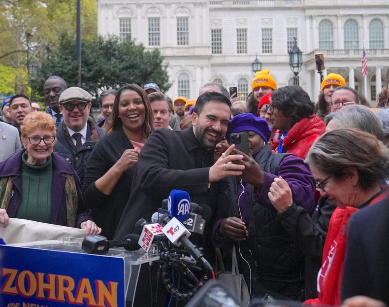 La campaña de Zohran Mamdani se caracterizó por la política de cercanía. Realizó muchas caminatas por la ciudad y movilizó a miles de voluntarios, entre ellos, muchos jóvenes e inmigrantes. 