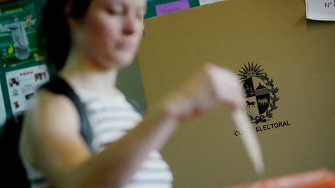Una persona votando en Montevideo