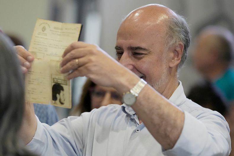 Pablo Mieres durante la votación en las Elecciones Nacionales en circuito de la Intendencia de Montevideo