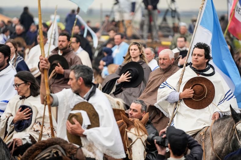 Marcha a caballo por Aparicio Saravia en Masoller.