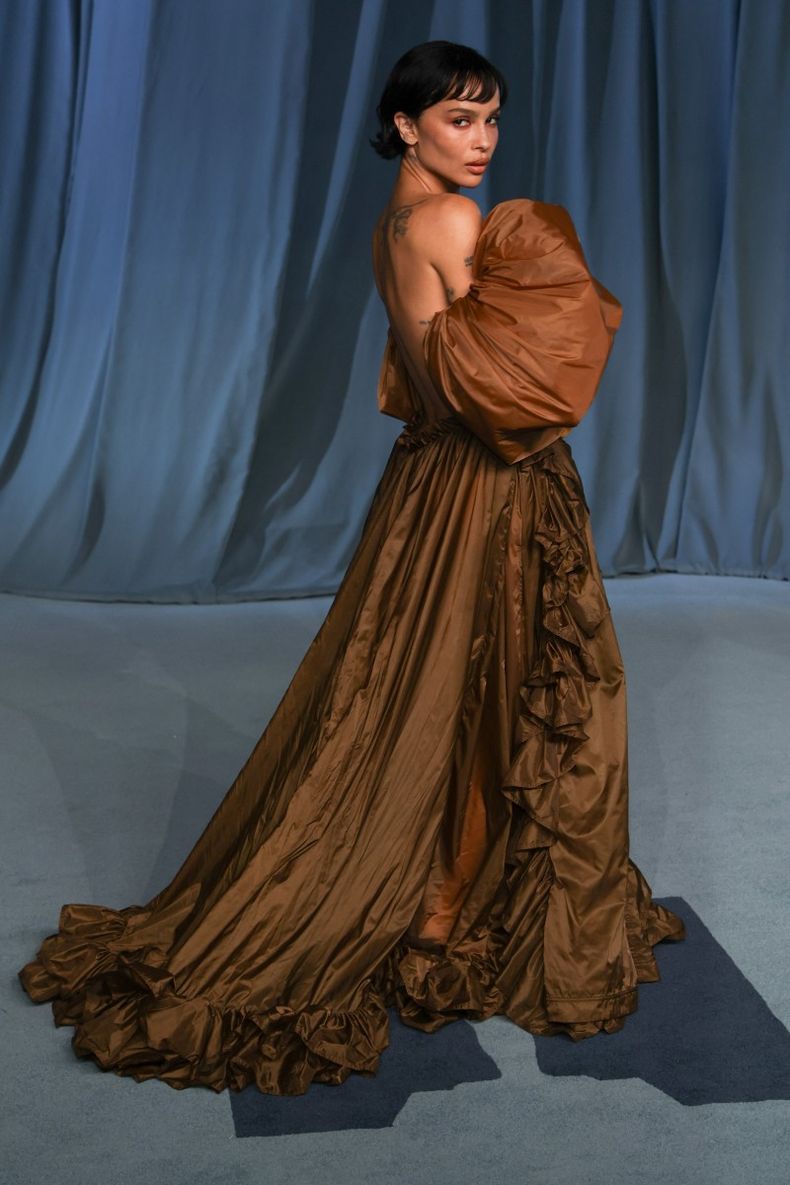 Zoë Kravitz lució un voluminoso vestido de la pasarela de primavera de 2026 de Saint Laurent con mangas abullonadas.