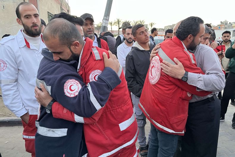 Funeral por los ocho trabajadores sanitarios palestinos hallados muertos en Gaza, 31 de marzo de 2025