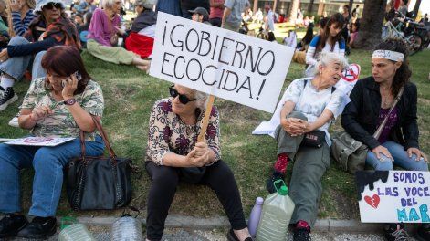 Entrega de firmas en el Ministerio de Ambiente contra la prospección sísmica, y movilización frente a Torre Ejecutiva, de la Asamblea por un Mar Libre de Petroleras, 15 de diciembre de 2025.