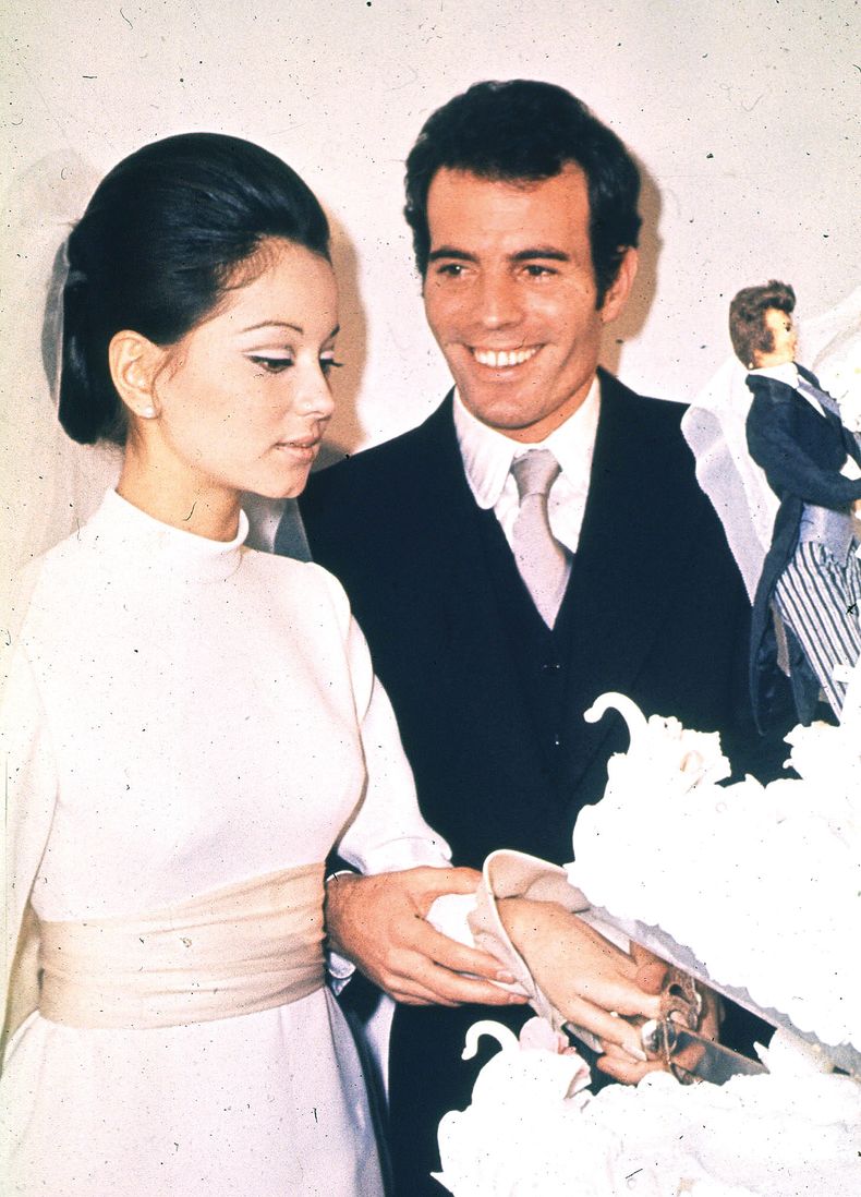 Isabel Preysler se casó con Julio Iglesias en 1971, embarazada de su primer hijo. “En aquella época no existía otra posibilidad que la de celebrar esa boda precipitada que se suponía iba a unir nuestras vidas para siempre”, escribe en su autobiografía.