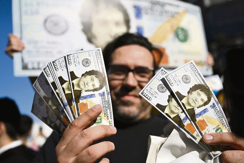 Un militante de La Libertad Avanza, el partido de Javier Milei, en un acto político rumbo a las elecciones del próximo domingo 22. Foto: AFP