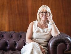La ministra de Salud Pública considera que la carga de cuidados de las mujeres es uno de los principales impedimentos para acceder a espacios de poder.