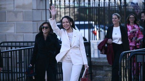María Corina Machado saluda a sus partidarios al salir de la Casa Blanca tras reunirse con Donald Trump en Washington, el 15 de enero de 2026.