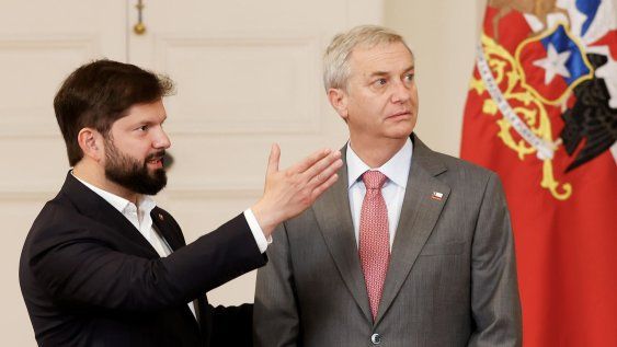 El presidente de Chile, Gabriel Boric (i), y el ultraderechista José Antonio Kast, vencedor de las elecciones presidenciales, se reúnen este lunes en el Palacio de la Moneda, en Santiago (Chile). El presidente de Chile, Gabriel Boric (i), y el ultraderechista José Antonio Kast, vencedor de las elecciones presidenciales, se reúnen este lunes en el Palacio de la Moneda, en Santiago (Chile).