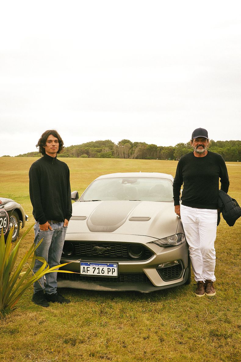 Federico Álvarez Castillo y su hijo Indalecio con su Mustang Mach 1