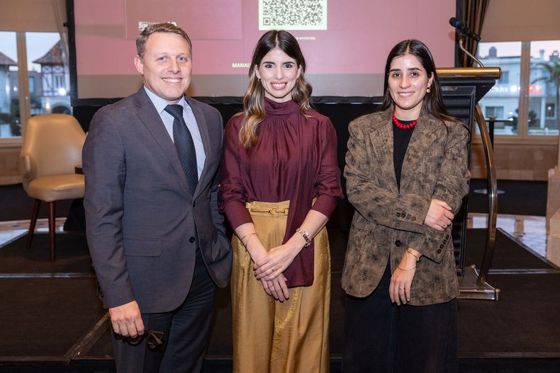 Gerente general de Sofitel Montevideo Diego Marcone, autora de Madres que lideran María Eugenia Boquete y Paula Cotelo, de la Fundación de Cultura Universitaria.