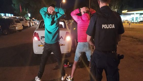 Dos adolescentes detenidos por rapiña a supermercado en La Teja, 2022. Foto: Ministerio del Interior Dos adolescentes detenidos por rapiña a supermercado en La Teja, 2022. Foto: Ministerio del Interior