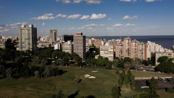 Vista aérea del Parque Batlle, en Montevideo. Vista aérea del Parque Batlle, en Montevideo.