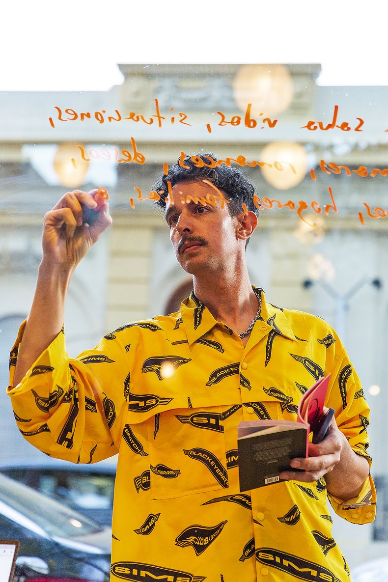 Untonga escribió en la ventana algunas de sus frases y poemas.