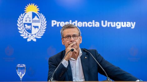 Jorge Diaz en conferencia de prensa tras un Consejo de Ministros en la Torre Ejecutiva en Montevideo