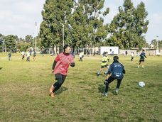 Fabián Carini juega con niños y niñas de escuelas de Montevideo