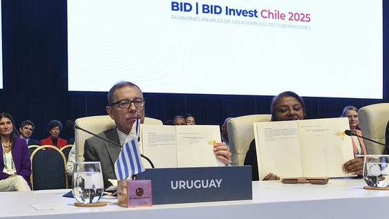 Ministro Oddone mostrando uno de los documentos discutidos en la reciente asamblea del BID en Chile Ministro Oddone mostrando uno de los documentos discutidos en la reciente asamblea del BID en Chile