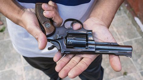 Búsqueda | Revólver calibre 38 en una casa de Montevideo. Foto: Mauricio Zina / adhocFOTOS
