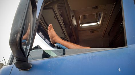 Un camionero en una espera en los accesos al Puerto de Montevideo.