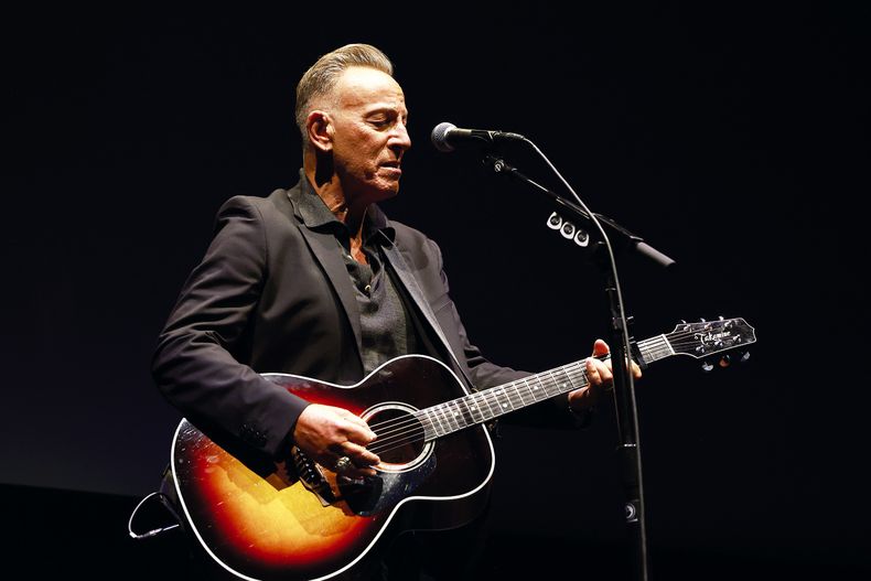 Bruce Springsteen&nbsp;realizó una aparición&nbsp;sorpresa en el&nbsp;escenario al estrenarse&nbsp;su película&nbsp;autobiográfica.