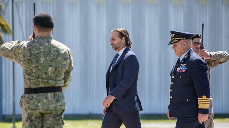 Luis Lacalle Pou a la Base Aerea N° 1 tras su viaje a Estados Unidos. Foto: Mauricio Zina / adhocFOTOS